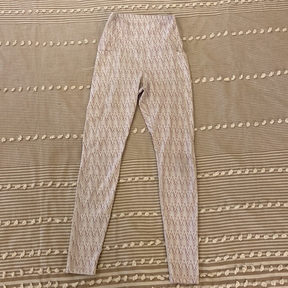 BuffBunny Onyx High Rise Leggings in Oasis Print - Picture 7 of 16